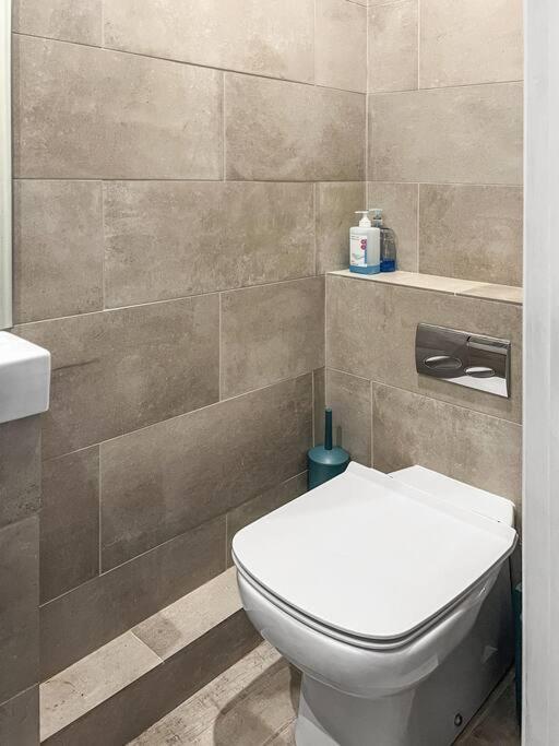 Bright And Spacious 1-Bdr Flat W/ Free Parking Reading Esterno foto